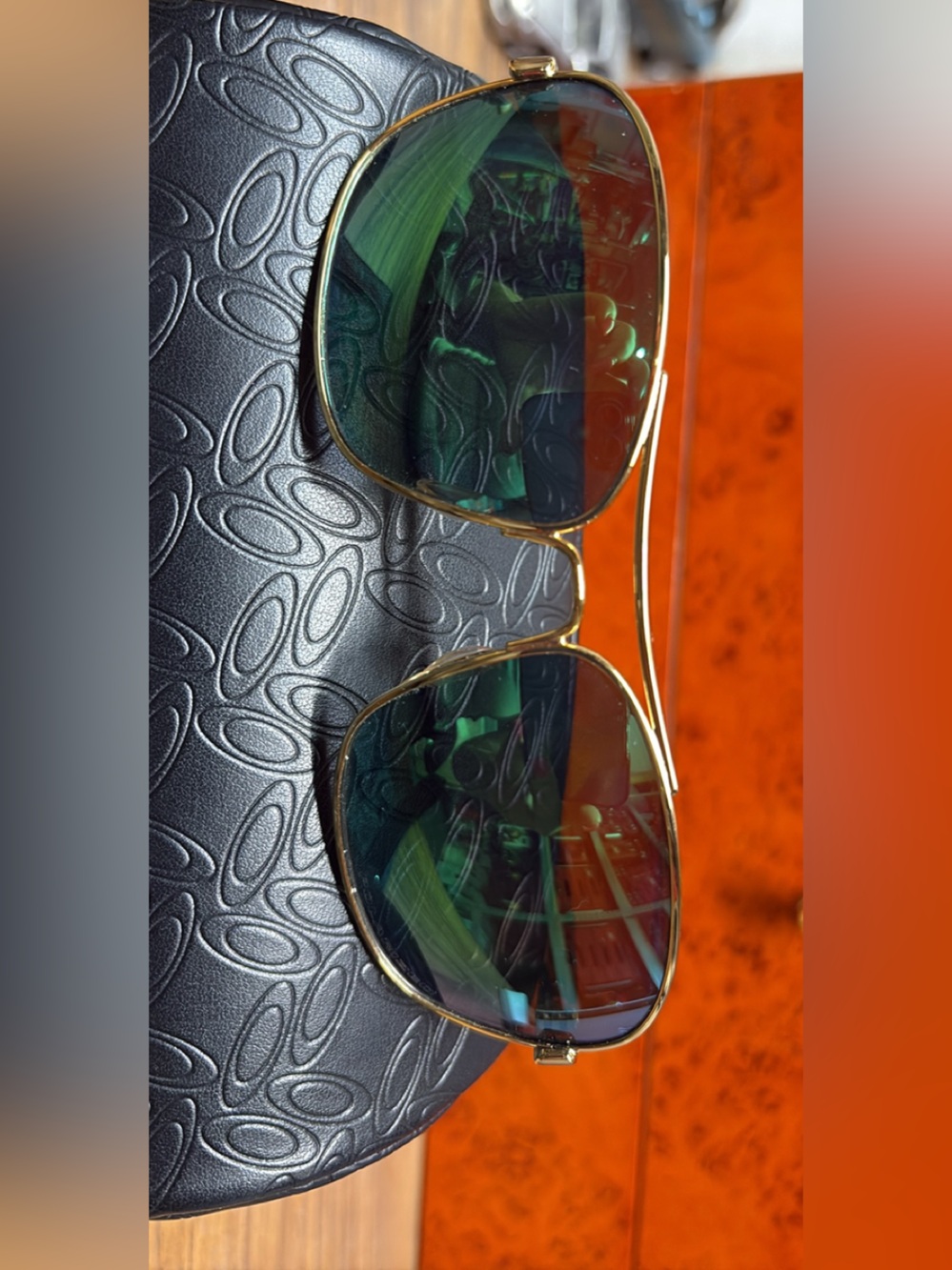 Oakley Sanctuary Polarized Avaiators. Unisex